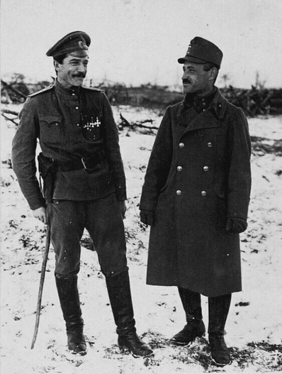 Русский и австро-венгерский офицеры во время перемирия на Восточном фронте, 1917 год