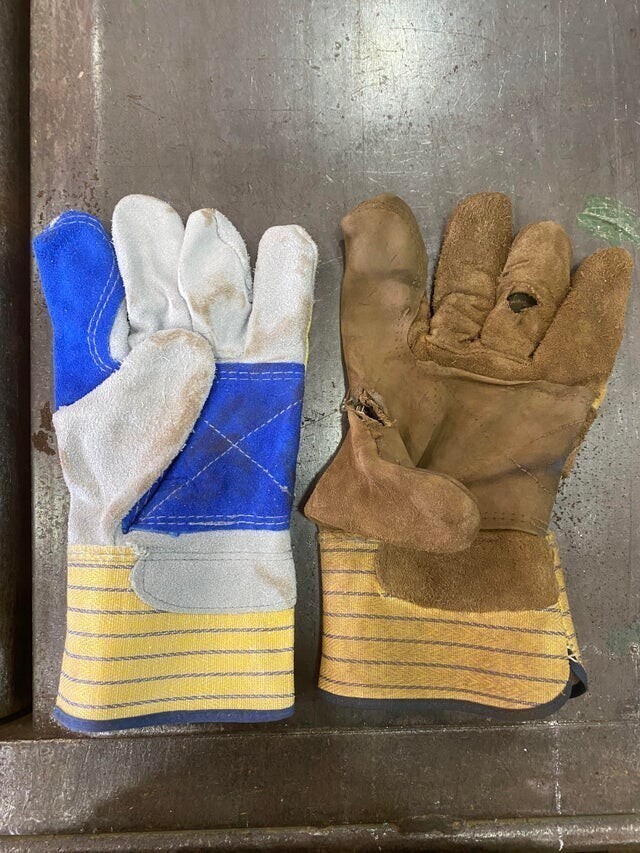 Новая перчатка против перчатки после двух рабочих смен