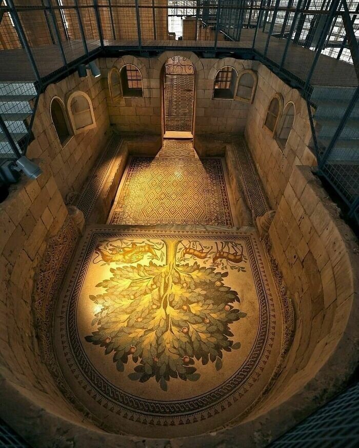Ковровая мозаика во дворце Хишама времен ранних мусульманских халифатов, построенном между 724 и 743 годами н.э. в городе Иерихоне на Западном берегу Иордана состоит из 38 панелей с геометрическим и цветочным орнаментом
