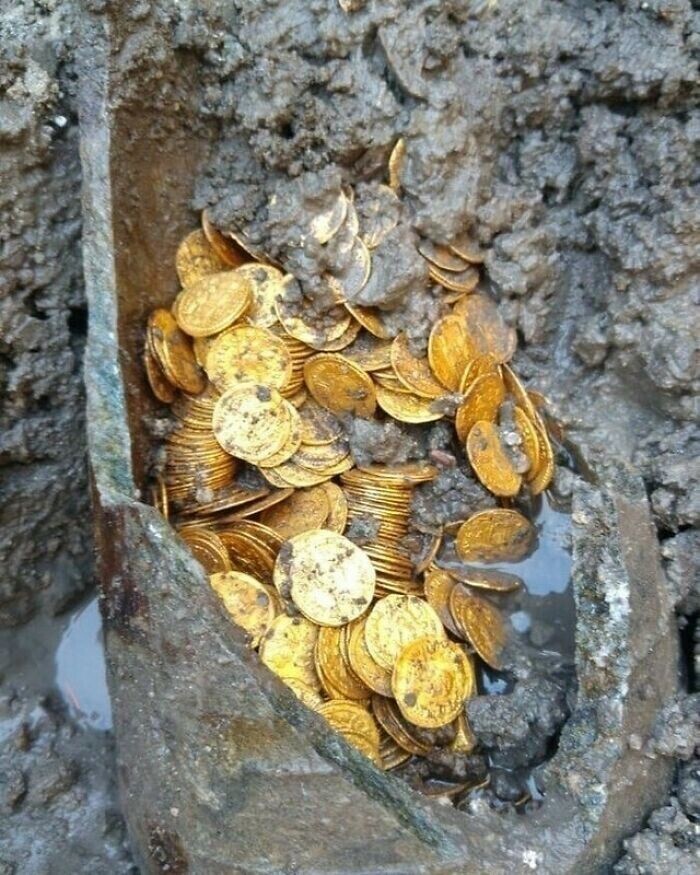 Римская амфора, наполненная золотыми монетами, обнаружена в Комо, Италия