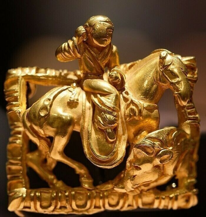 Золотая пряжка с изображением всадника-гунна, найденная в Таджикистане, II-I вв. до н.э. Хранится в Национальном музее древностей Таджикистана