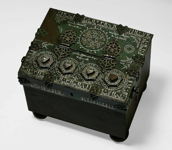 Сельджукская шкатулка с кодовым замком, литая и чеканная латунь, инкрустированная серебром и медью. Иран, 1200-1201 гг.