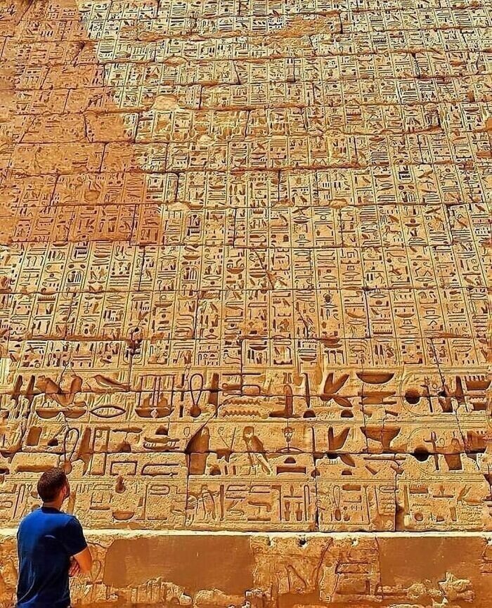 Иероглифическая надпись на стене погребального храма Рамзеса III в Мединет-Абу на западном берегу Нила в Луксоре, построенного около 1186-1156 гг. до н.э.