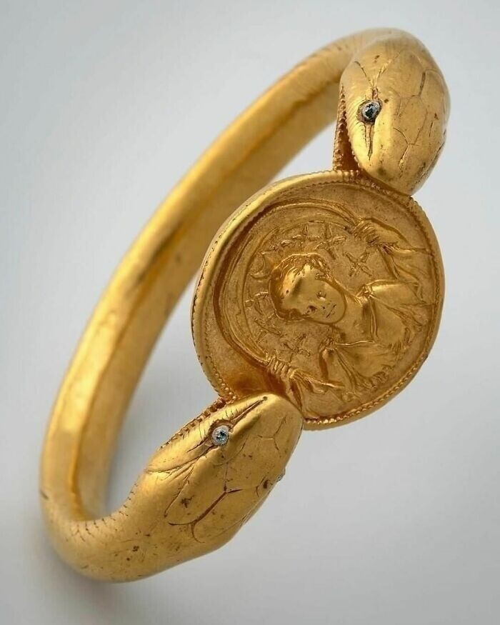 Браслет, давший название известному дому в Помпеях: «Дом золотого браслета». Двуглавая змея со стеклянными глазами держит медальон с изображением Дианы