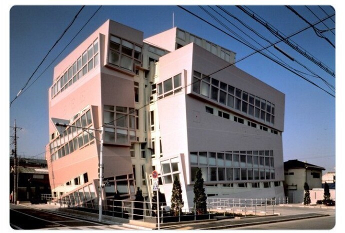 Офисное здание в Токио, куда не рекомендуется приходить с похмелья