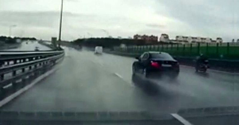 Водитель BMW «поймал» отбойник во время дождя