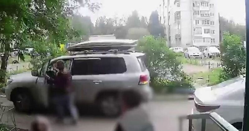 В Архангельске водитель внедорожника сбил пятилетнюю девочку во дворе дома