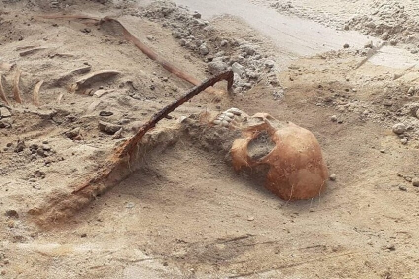 В Польше нашли скелет «вампирши» с серпом поперек горла, мешающим ей восстать из мертвых