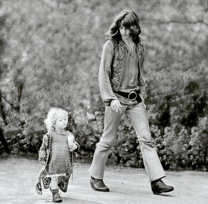 13. Папа-хиппи на прогулке со своей дочерью. Амстердам, 1968 год