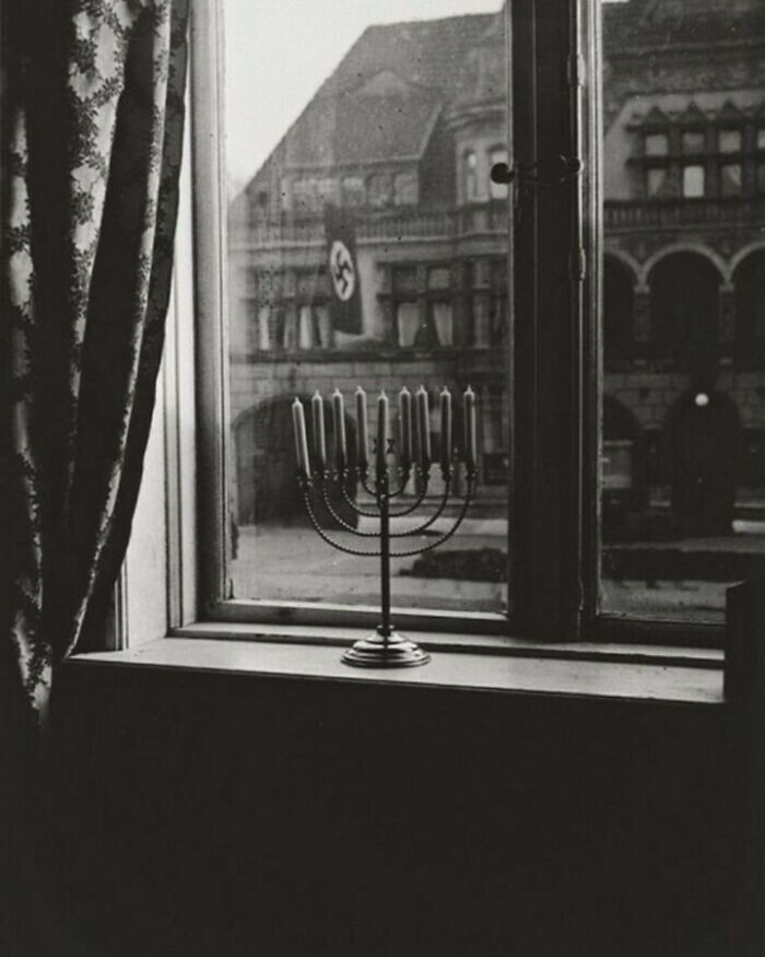 6. Еврейская ханукия (ханукальный светильник) стоит на окне назло нацистской свастике, 1931 год