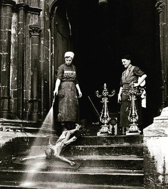 40. Уборщицы моют распятие, 1938 год