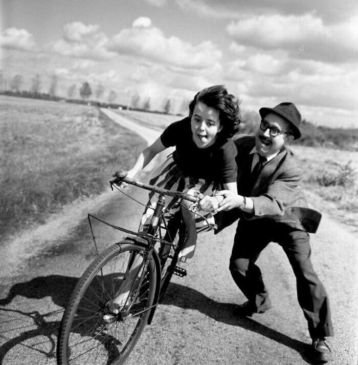 21. Ребенок учится кататься на велосипеде, 1961 год
