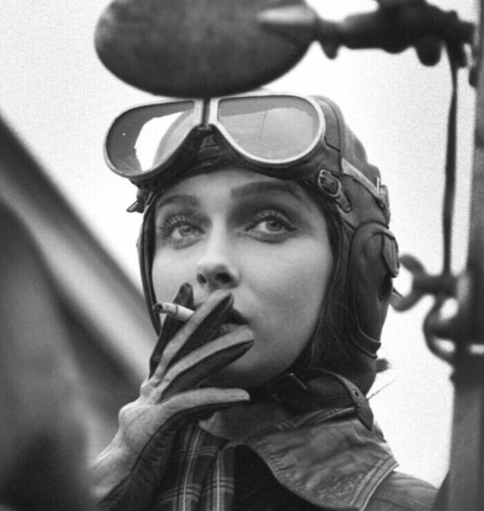 5. 22-летняя пилот WASP (Женская служба пилотов Военно-воздушных сил США) Ширли Слэйд в летном шлеме, очках и перчатках, 1943 год