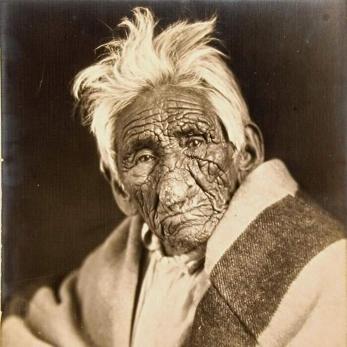 29. Индеец чиппева по имени Джон Смит, живший в лесу возле озера Касс, штат Миннесота, утверждал, что ему было 137 лет, прежде чем скончался в 1922 году. Фотография 1915 года