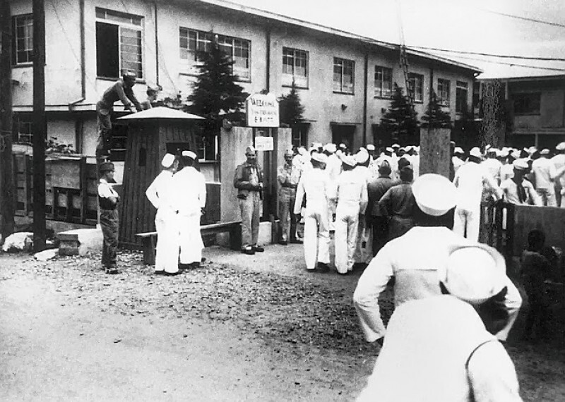 Американские моряки в очереди в японский "дом утешения"в 1945 году