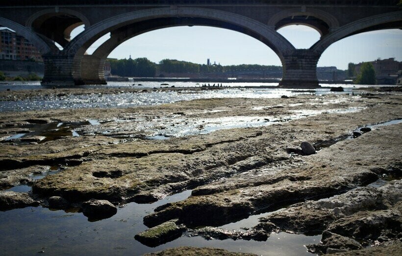 15 катастрофичных снимков европейских рек, которые обмелели из-за засухи