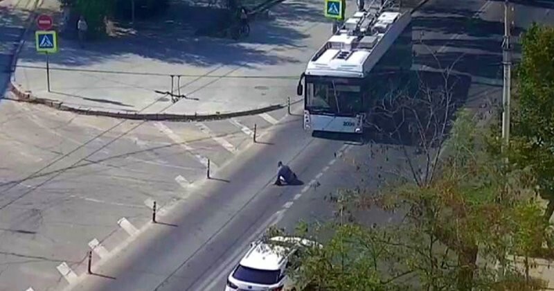 Троллейбус подкрался незаметно: ДТП на пешеходном переходе в Севастополе