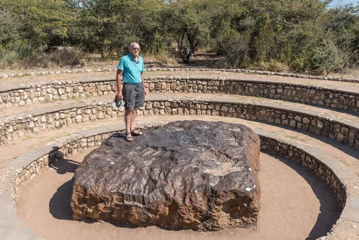 Это метеорит Хоба, самый большой метеорит на Земле