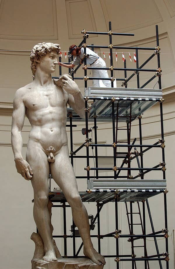 "Давид" Микеланджело, на самом деле, очень, очень большой