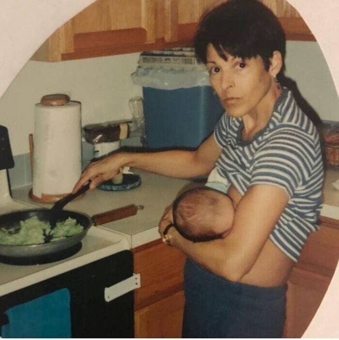 2. "Моя мама кормит моего 2-месячного брата, пока готовит мне зеленые яйца и ветчину, потому что я в тот момент был одержим доктором Сьюзом"
