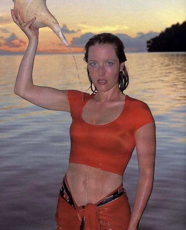 Джиллиан Андерсон на Гавайях в 1996 году