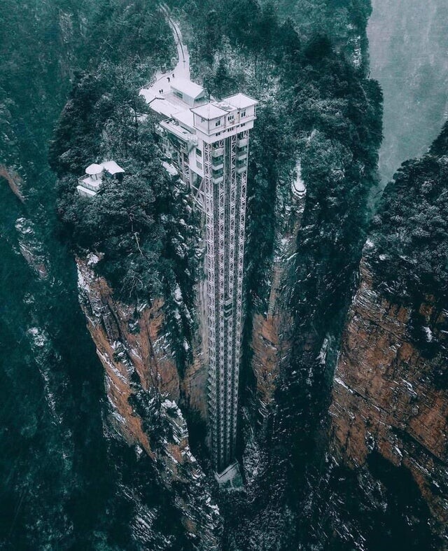 Самый высокий в мире открытый лифт поднимается на невероятную высоту 326 метров по горной скале в Чжанцзяцзе, Китай
