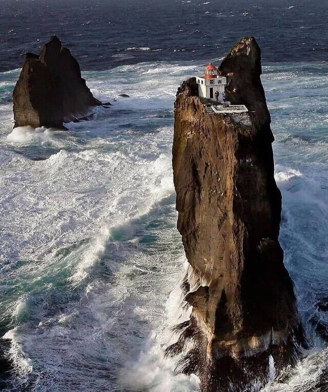 Одинокий маяк в Исландии
