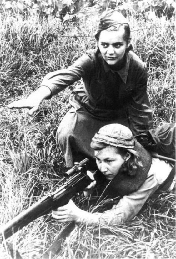 Советская женщина-снайпер обучает партизан. 1943 год