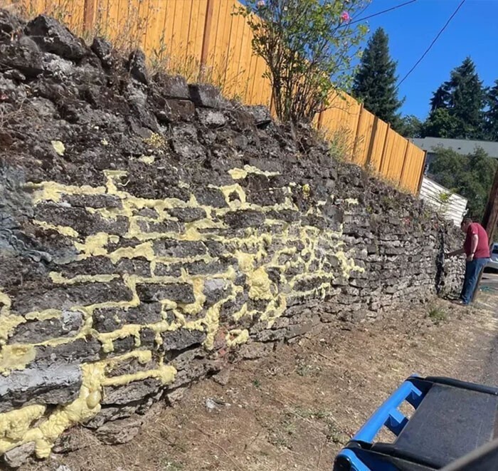 7. "Соседи пытаются укрепить свою каменную стену с помощью… монтажной пены"