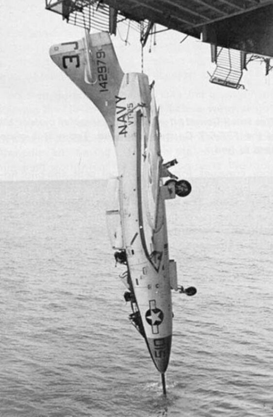 Истребитель ВМС США F-9F COUGAR, выкатившийся за пределы палубы, но не упавший в воду, благодаря посадочному крюку аэрофинишера. 24 мая 1966 года