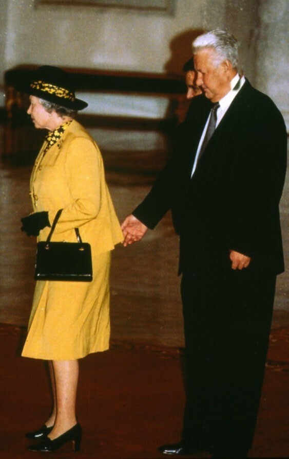 Президент России Борис Ельцин нарушает протокол с королевой Великобритании Елизаветой II во время ее единственного визита в Россию в 1994 год