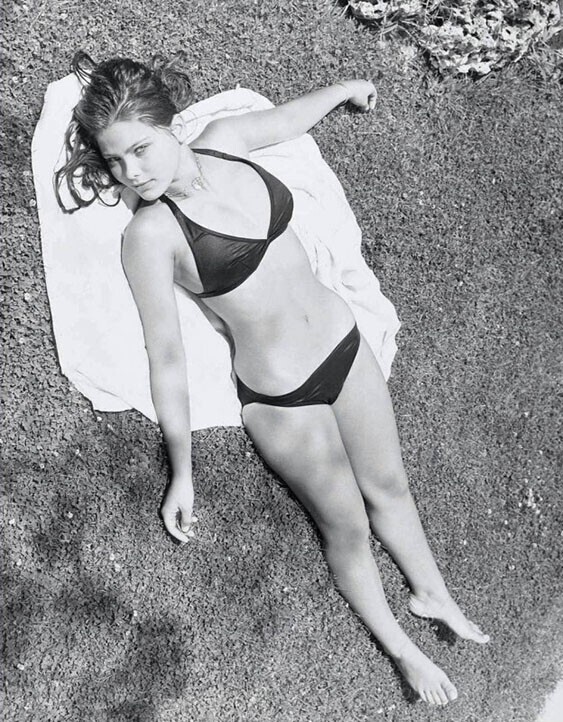Орнелла Мути принимает солнечные ванны, 1970-е