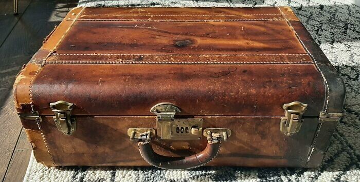 "Настоящий кожаный чемодан в стиле начала ХХ века, всего за 100 рублей"