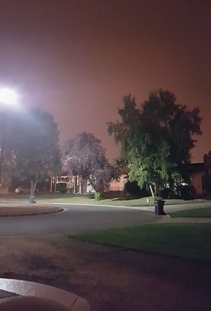 Эта фотография была сделана в 9 часов утра во время лесного пожара в Принс-Джордже, Британская Колумбия. Дым от пожаров настолько густой, что закрывает солнце