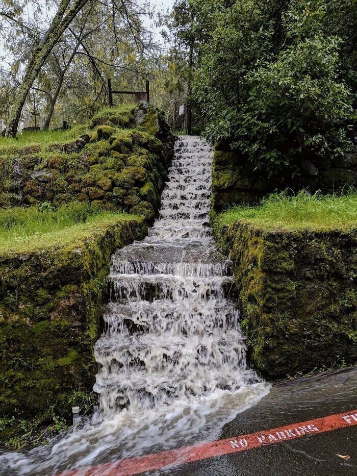 Ливень превратил лестницу в водопад