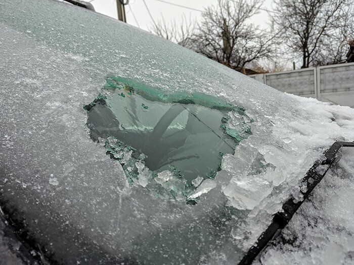 Толщина льда на лобовом стекле машины в зимней Румынии