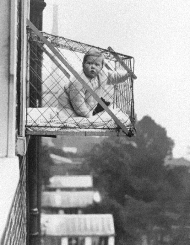 Подвесные детские клетки для прогулок в многоквартирных домах, 1937 год
