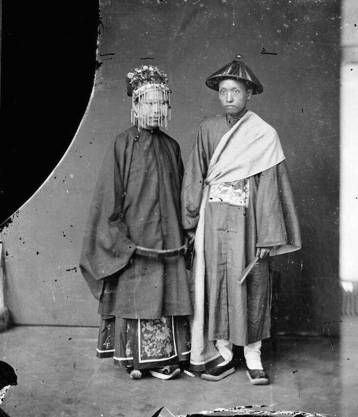 Пара в Китае позирует перед своей свадьбой в 1892 году. Они встретились за несколько минут до этого