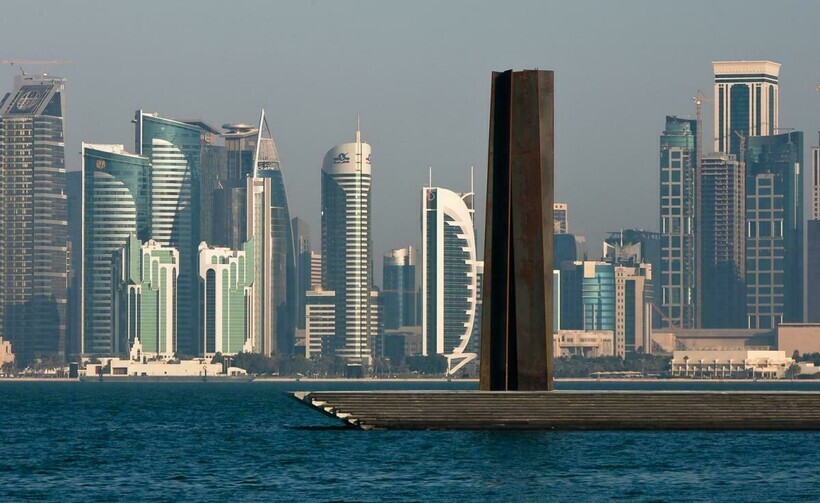 Синий петух, бесконечность и палец: 5 удивительных скульптур Катара