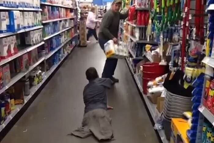 Парень без ног притворяется зомби и пугает людей в магазинах