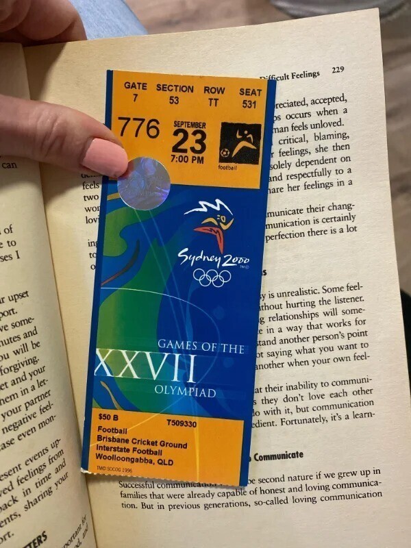 "Я купила эту старую книгу с рук - и нашла в ней билет на игры Олимпиады-2000 в Сиднее"