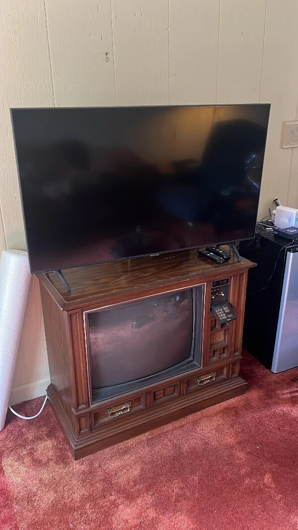 «Бабушка моей подруги использует свой старый телевизор как подставку для плазменного телевизора»