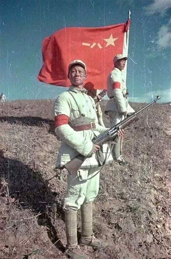 Боец Народно-освободительной армии Китая (НОАК) у боевого знамени 1949 год. Фотограф Владислав Микоши