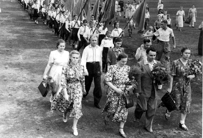 Парад воспитанников детских домов Саратовской области на стадионе «Динамо» в г. Саратове 1957 г.