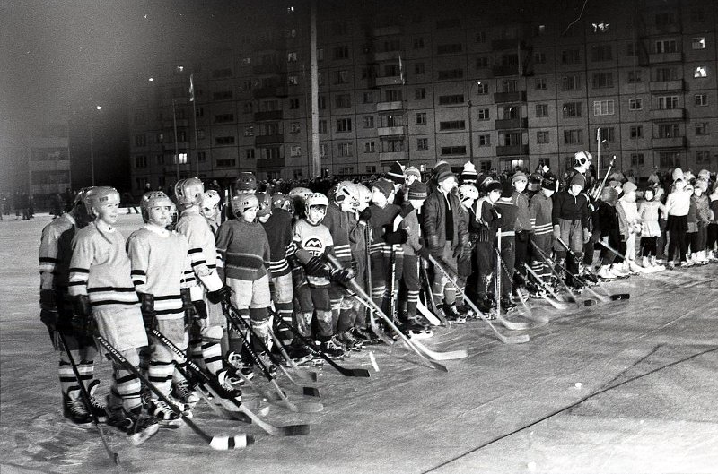 Юные хоккеисты на открытии ледового стадиона «Льдинка» в 305 микрорайоне на улице Беринга Мурманск 1984 г.