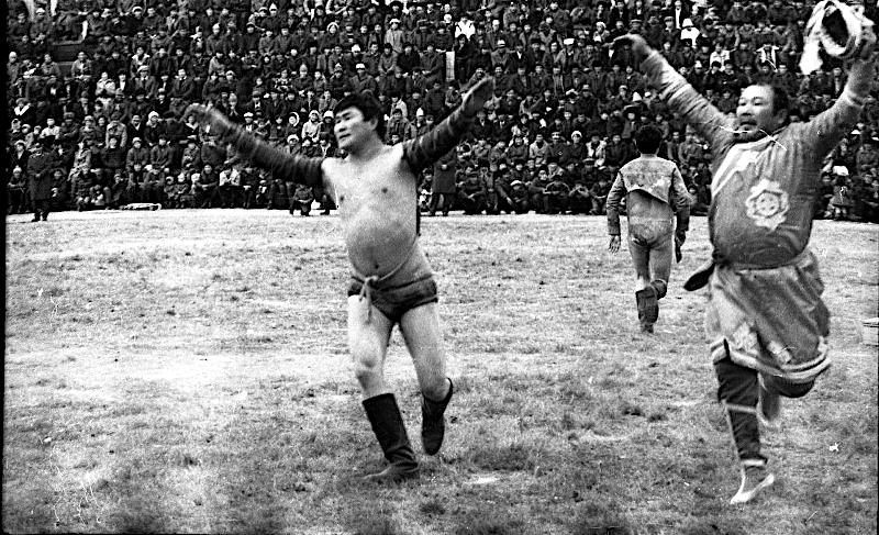 Национальная борьба «хуреш» на стадионе «Хуреш», посвященная 40-летию Советской Тувы
