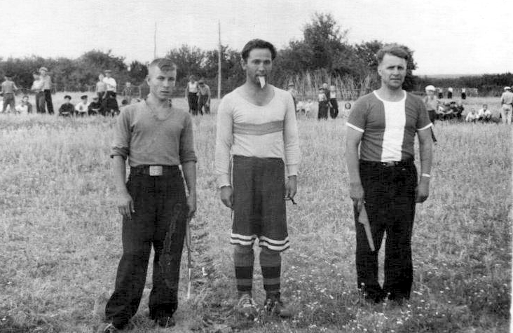Футбольные судьи на стадионе перед матчем. Саратовская обл., р.п. Аркадак 1950е