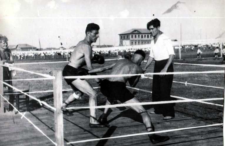 Бокс на городском стадионе г. Якутска. 1940 год.