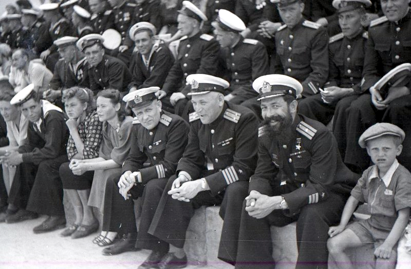 Герой Советского Союза капитан 3 ранга Грешилов на спортивном празднике в Севастополе 1945 г.
