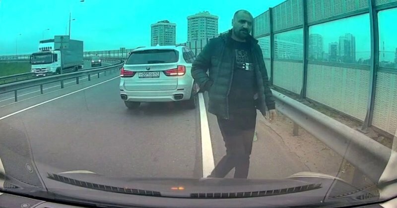 «Обиделся что ли»: небольшое ДТП в Санкт-Петербурге с обочечником на BMW